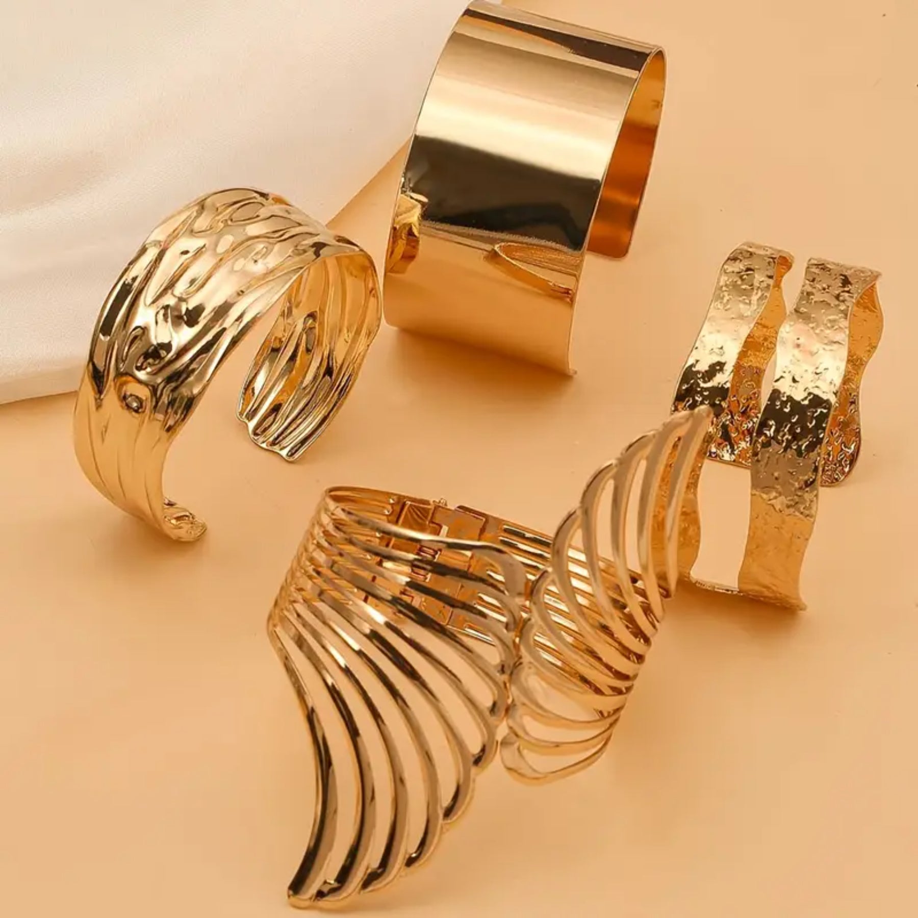 4pcs Wrinkle Pattern with Wings Glossy Open Bracelet