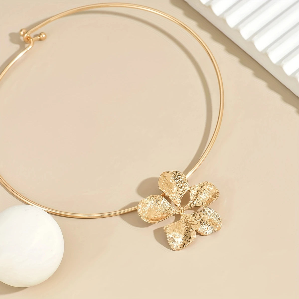 Stylish and Beautiful Metal Collar with Golden Flower Necklace