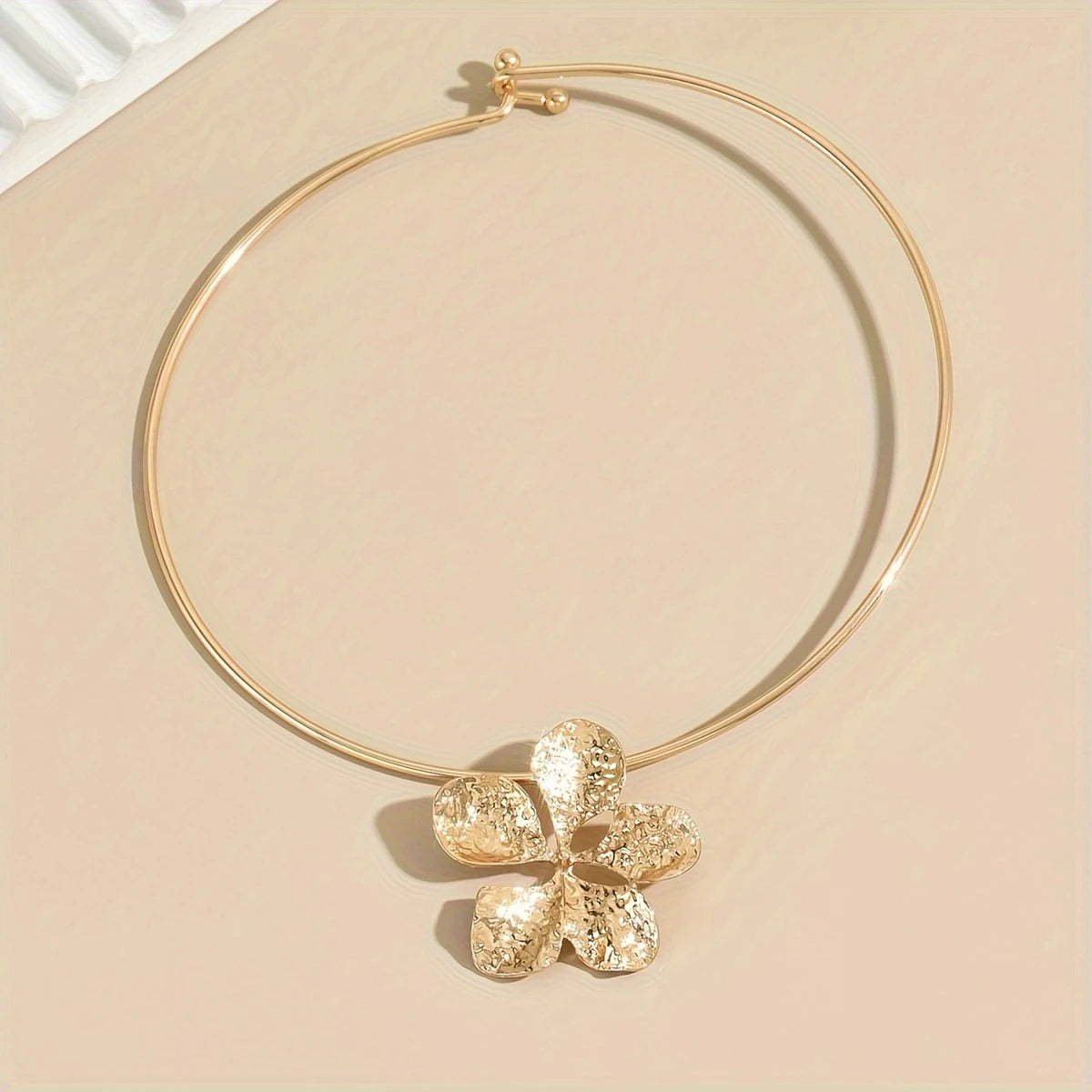 Stylish and Beautiful Metal Collar with Golden Flower Necklace