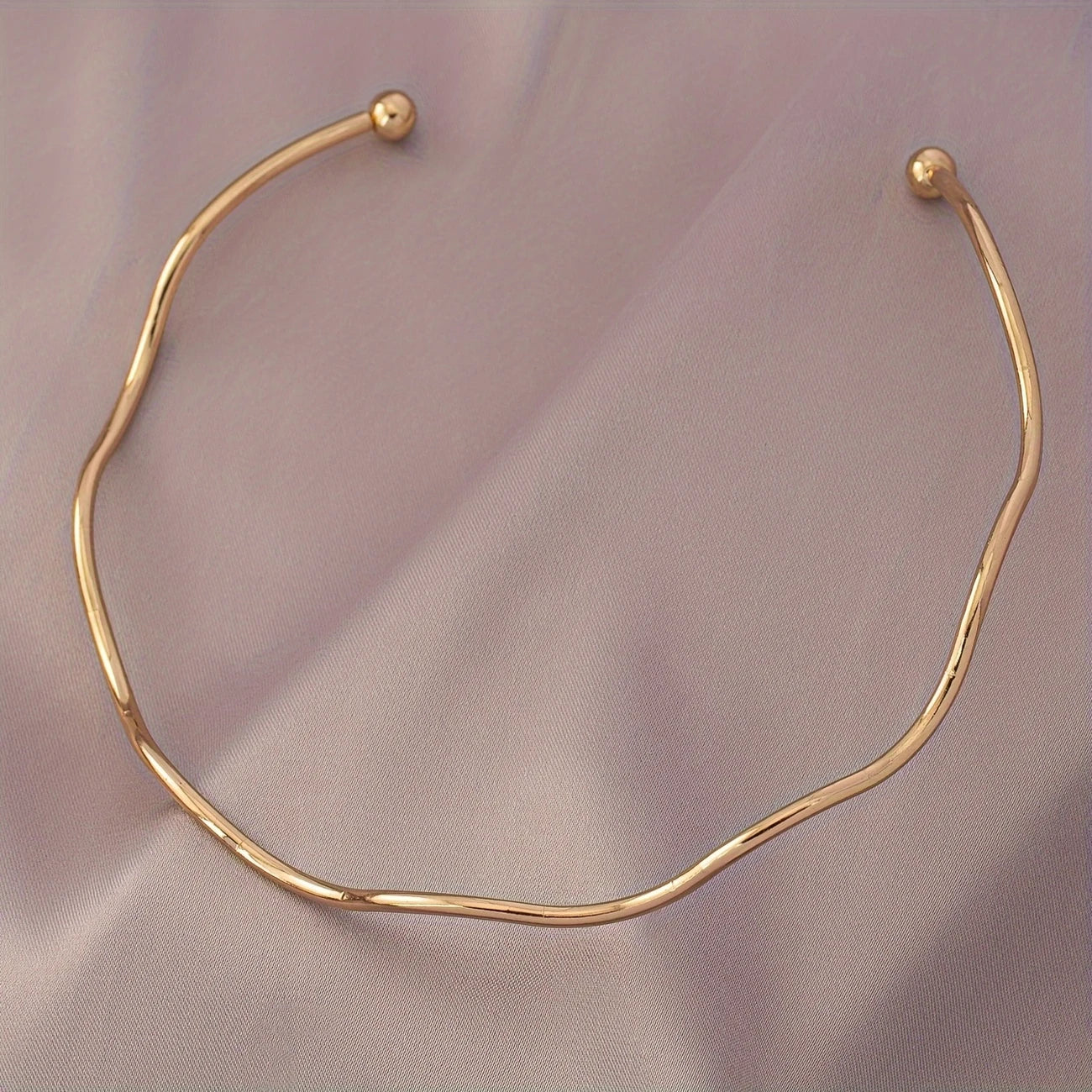 A Simple Twist Choker Necklace For Vacation Wear