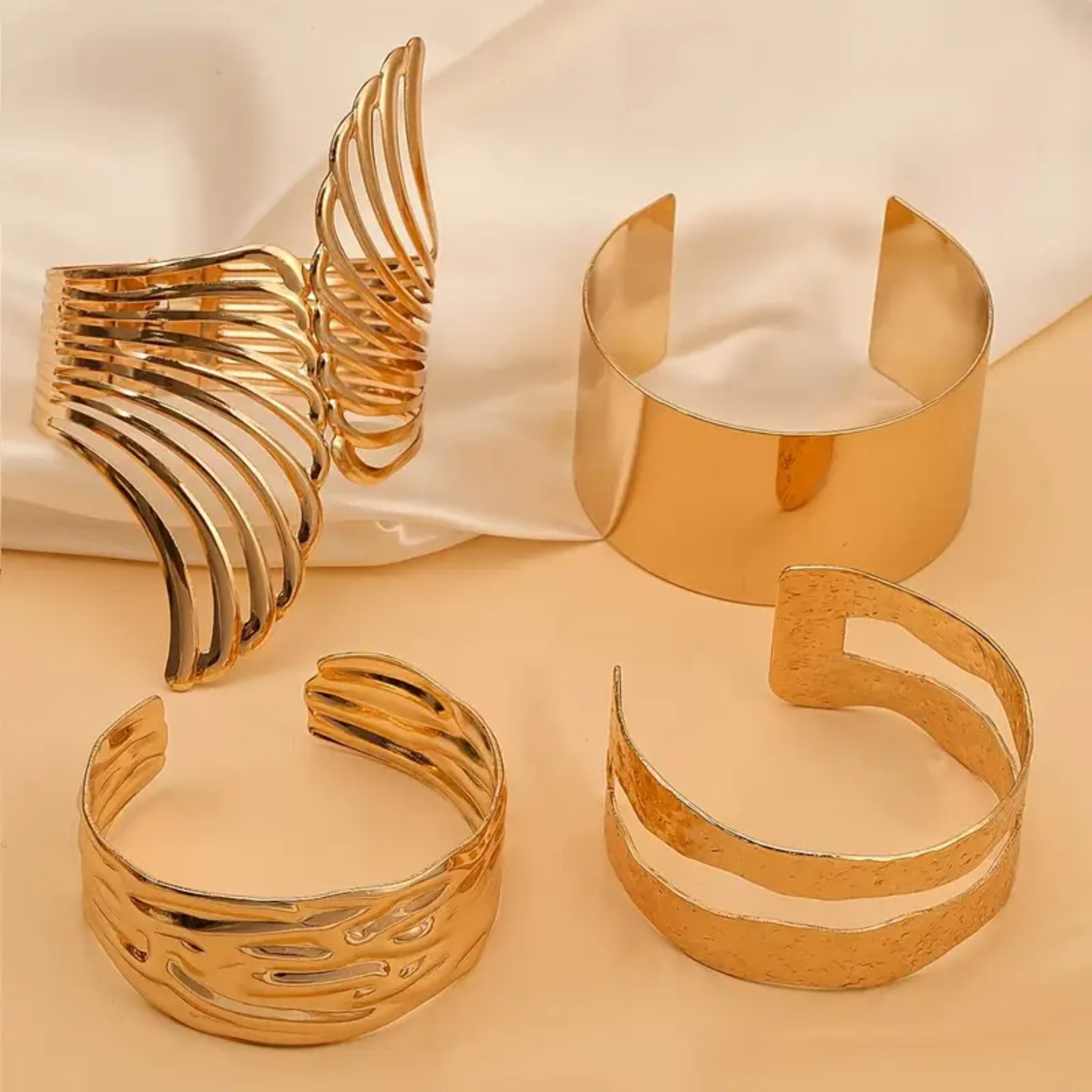 4pcs Wrinkle Pattern with Wings Glossy Open Bracelet