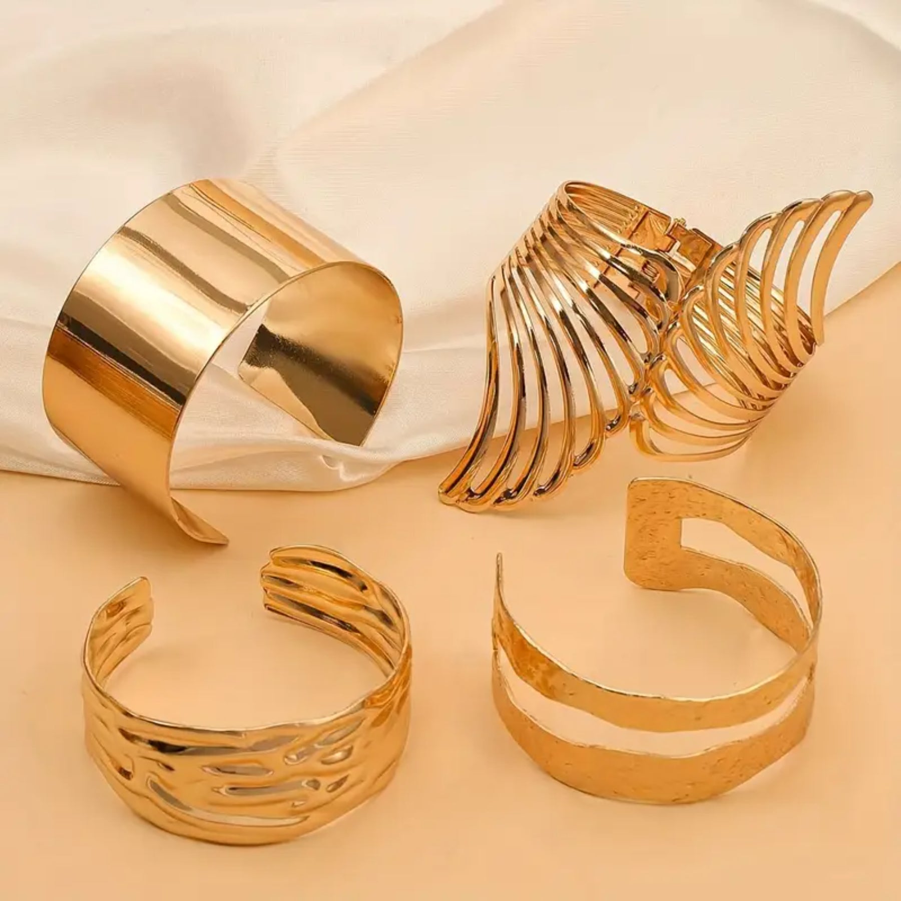 4pcs Wrinkle Pattern with Wings Glossy Open Bracelet