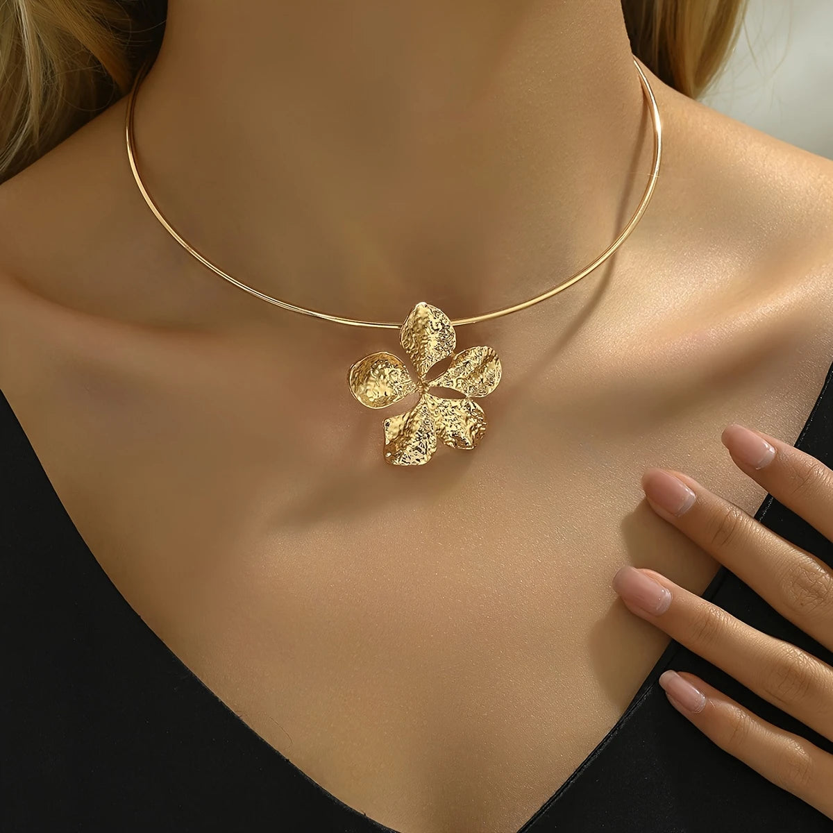 Stylish and Beautiful Metal Collar with Golden Flower Necklace