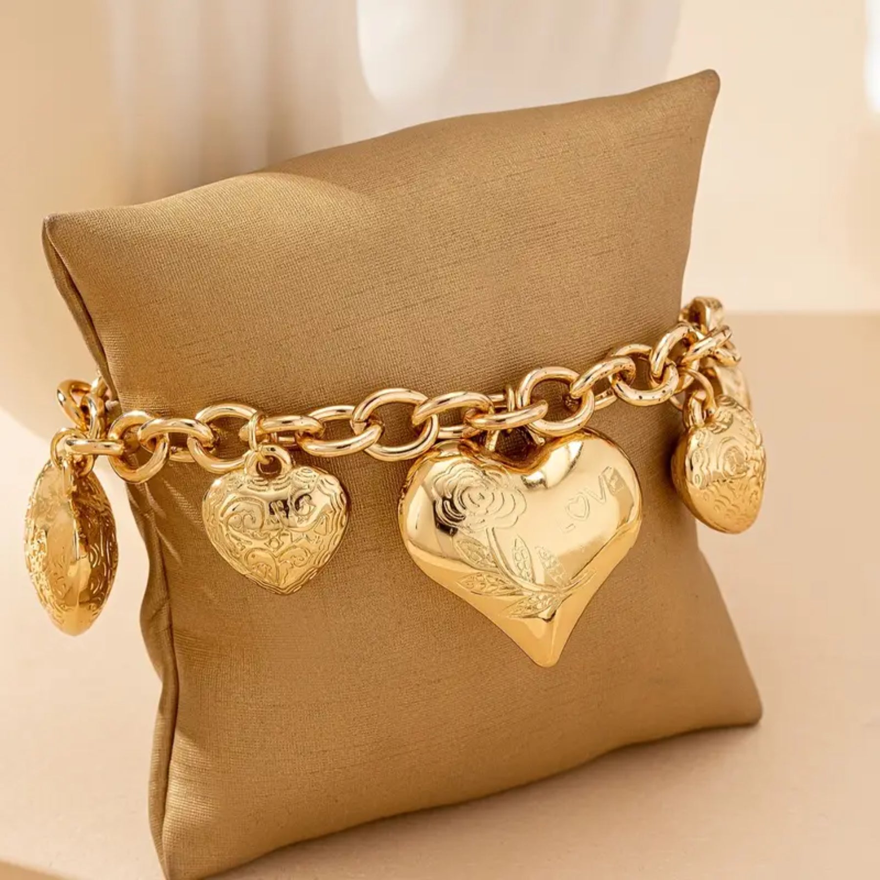 An Elegant Metal 3D Round Heart Pendant Bracelet for Women