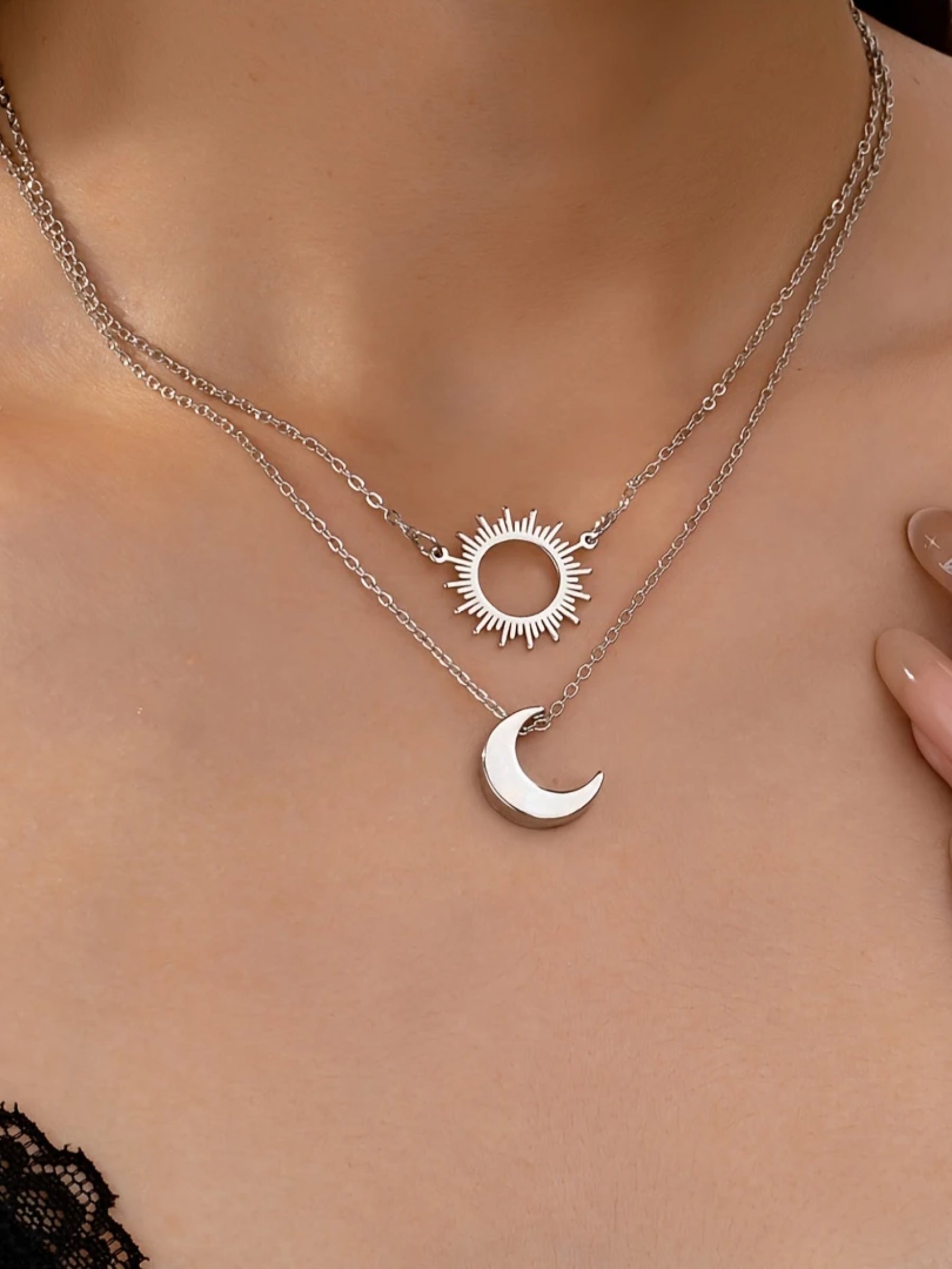 2pcs Sun & Moon Pendant Necklace Set