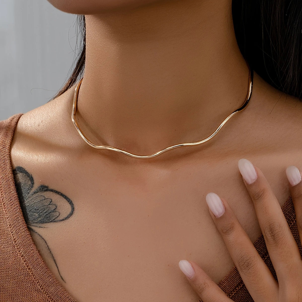 A Simple Twist Choker Necklace For Vacation Wear